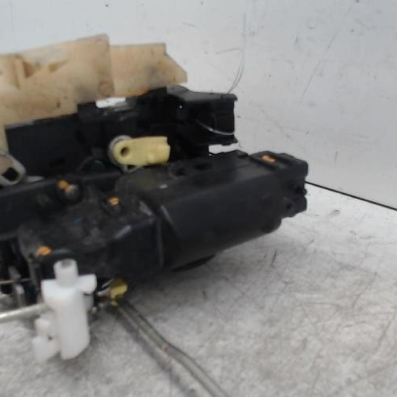 Serrure avant gauche DACIA DUSTER 1
