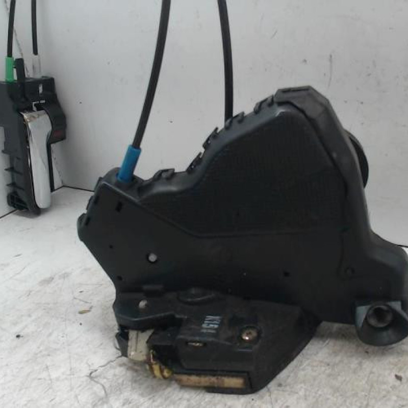 Serrure avant gauche TOYOTA AVENSIS 2