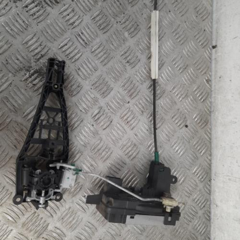 Serrure avant droit OPEL ZAFIRA B Serrure avant droit OPEL ZAFIRA B