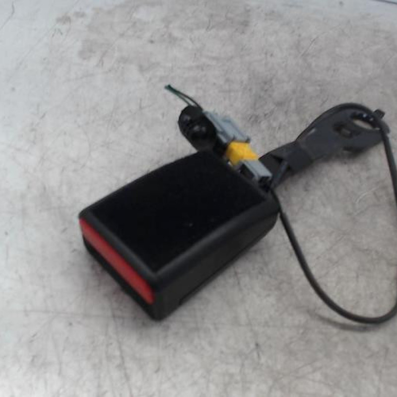 Attache ceinture avant gauche PEUGEOT 208 1
