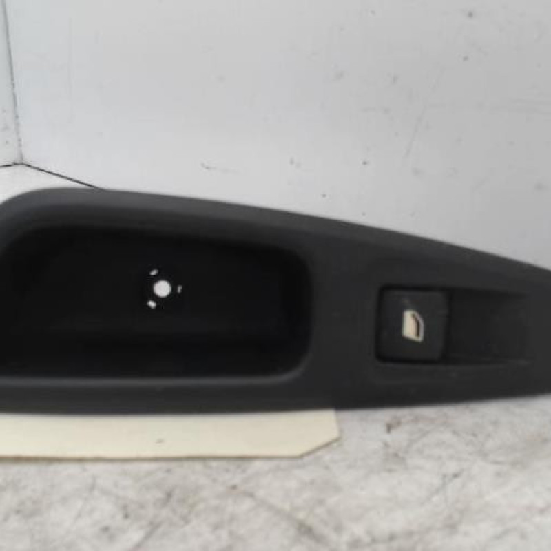 Interrupteur de leve vitre arriere droit PEUGEOT 308 1