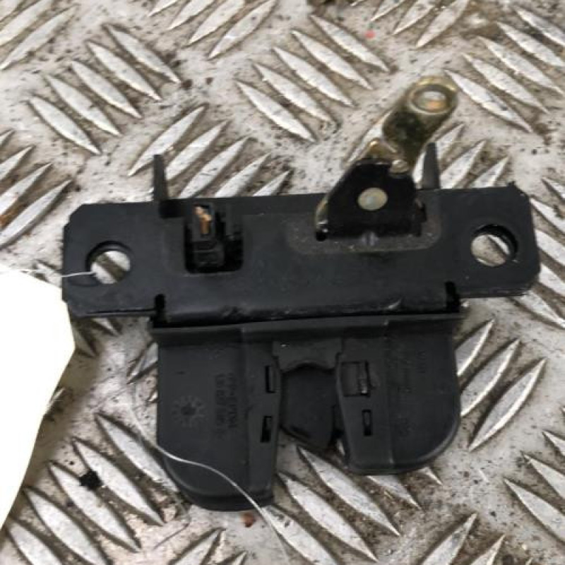 Serrure de coffre VOLKSWAGEN GOLF 4 Serrure de coffre VOLKSWAGEN GOLF 4