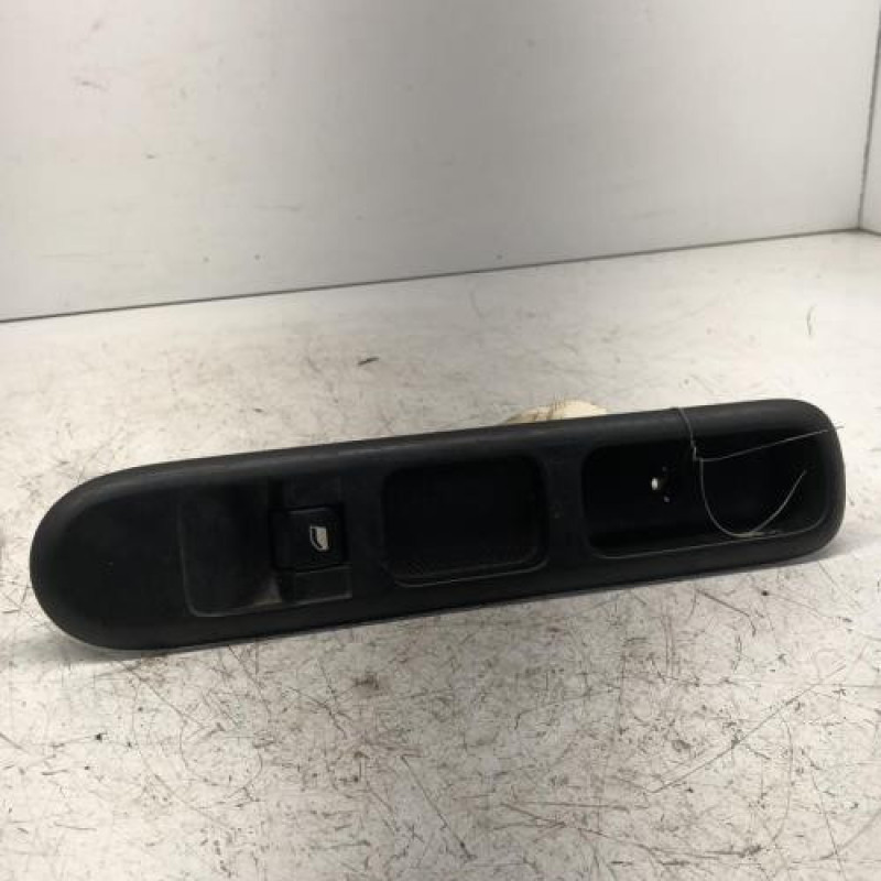 Interrupteur de leve vitre avant droit PEUGEOT 5008 1