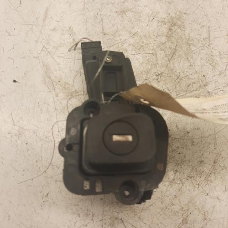 Bouton de coffre RENAULT CLIO 2 Bouton de coffre RENAULT CLIO 2