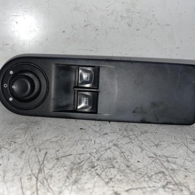 Interrupteur de leve vitre avant gauche RENAULT CLIO 4