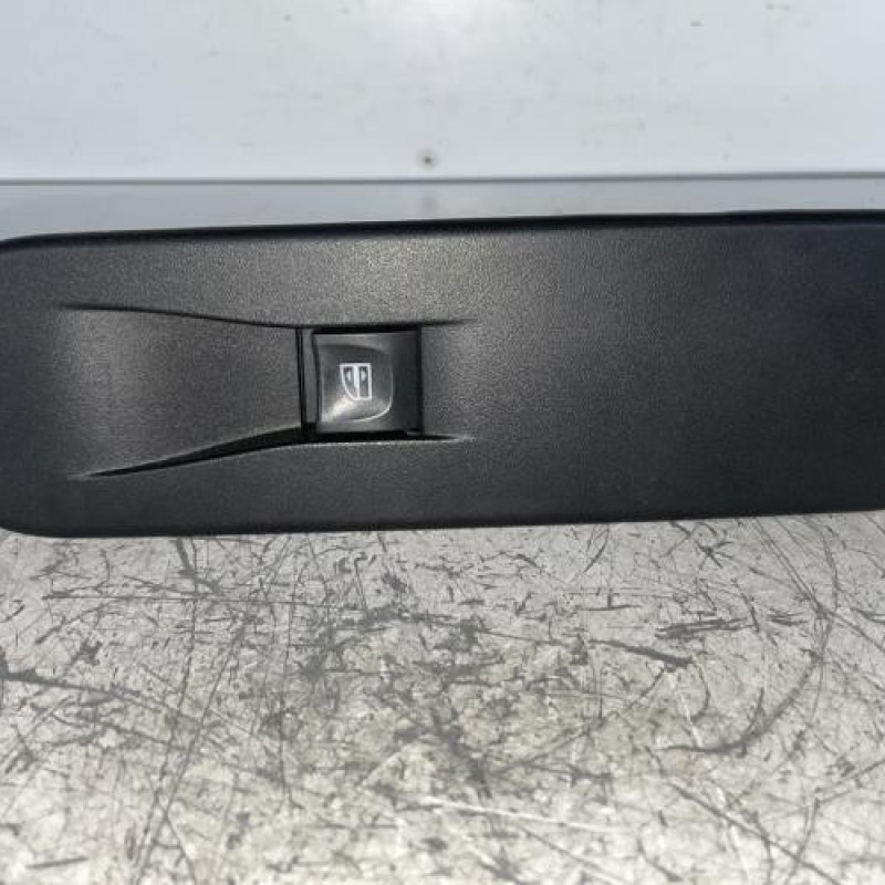Interrupteur de leve vitre avant droit RENAULT CAPTUR 1