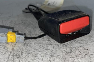 Attache ceinture avant gauche PEUGEOT 208 1