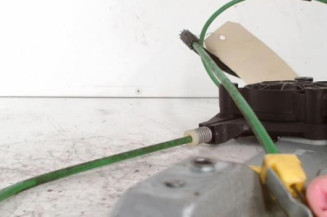 Leve vitre electrique avant gauche OPEL CORSA D Photo n°1