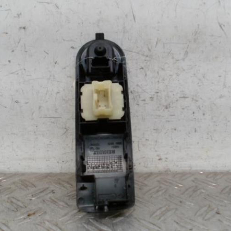 Interrupteur de leve vitre avant gauche RENAULT CLIO 4