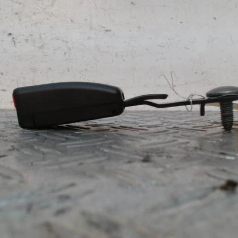 Attache ceinture avant gauche RENAULT ZOE 2