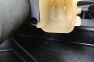 Leve vitre electrique avant gauche FORD FIESTA 6 Photo n°3