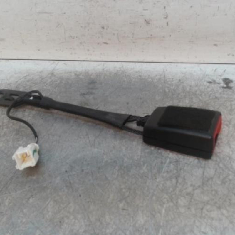 Attache ceinture avant gauche PEUGEOT 5008 1