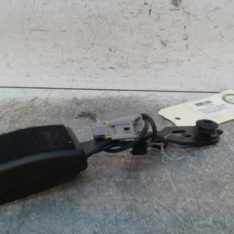 Attache ceinture avant droit PEUGEOT 208 1