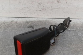 Attache ceinture avant gauche PEUGEOT 208 1