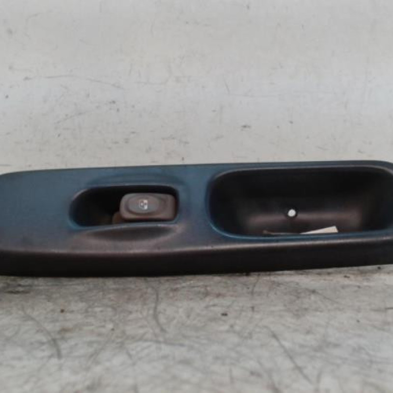 Interrupteur de leve vitre avant droit RENAULT TWINGO 1