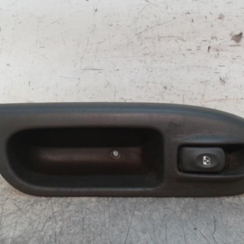 Interrupteur de leve vitre avant droit RENAULT SCENIC 1