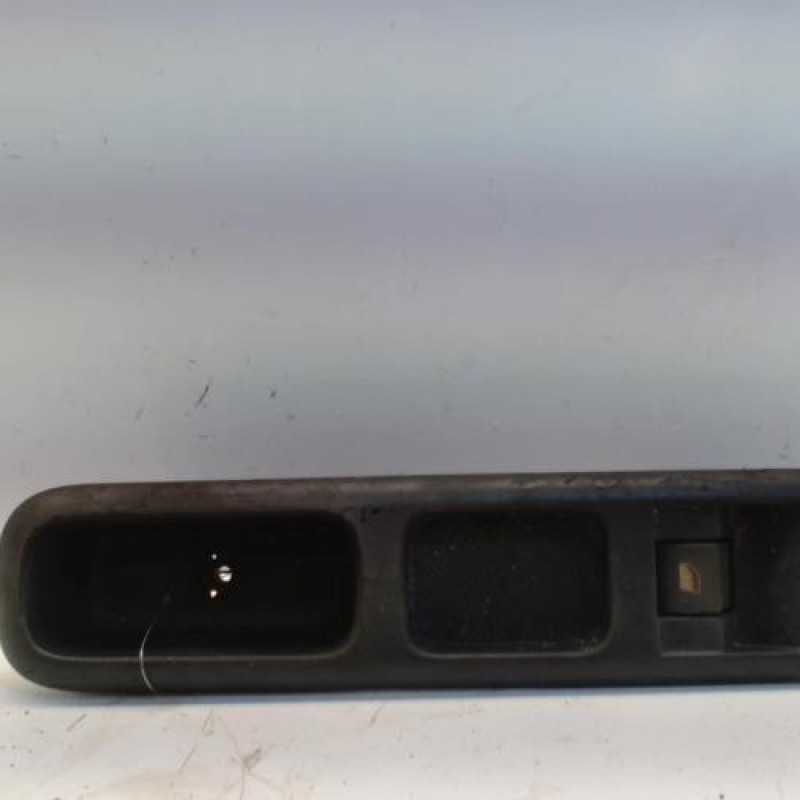 Interrupteur de leve vitre avant droit PEUGEOT 3008 1