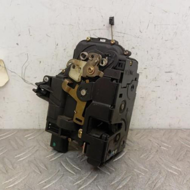 Serrure avant droit VOLKSWAGEN BORA Serrure avant droit VOLKSWAGEN BORA