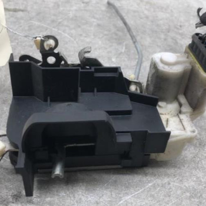 Serrure avant droit FIAT PUNTO 2 Serrure avant droit FIAT PUNTO 2