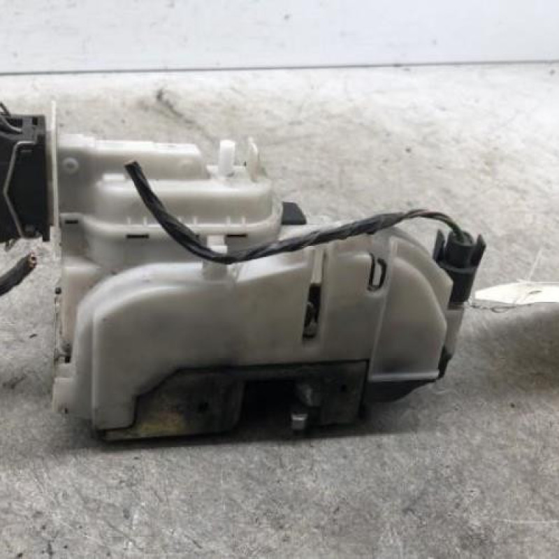 Serrure avant droit VOLKSWAGEN GOLF 3 Serrure avant droit VOLKSWAGEN GOLF 3