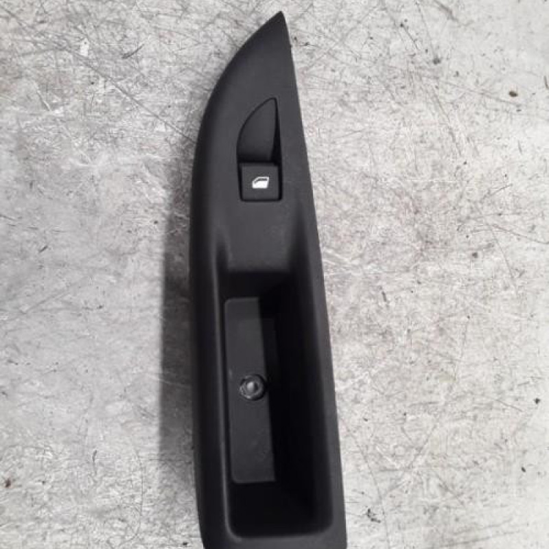 Interrupteur de leve vitre arriere droit OPEL MOKKA 2