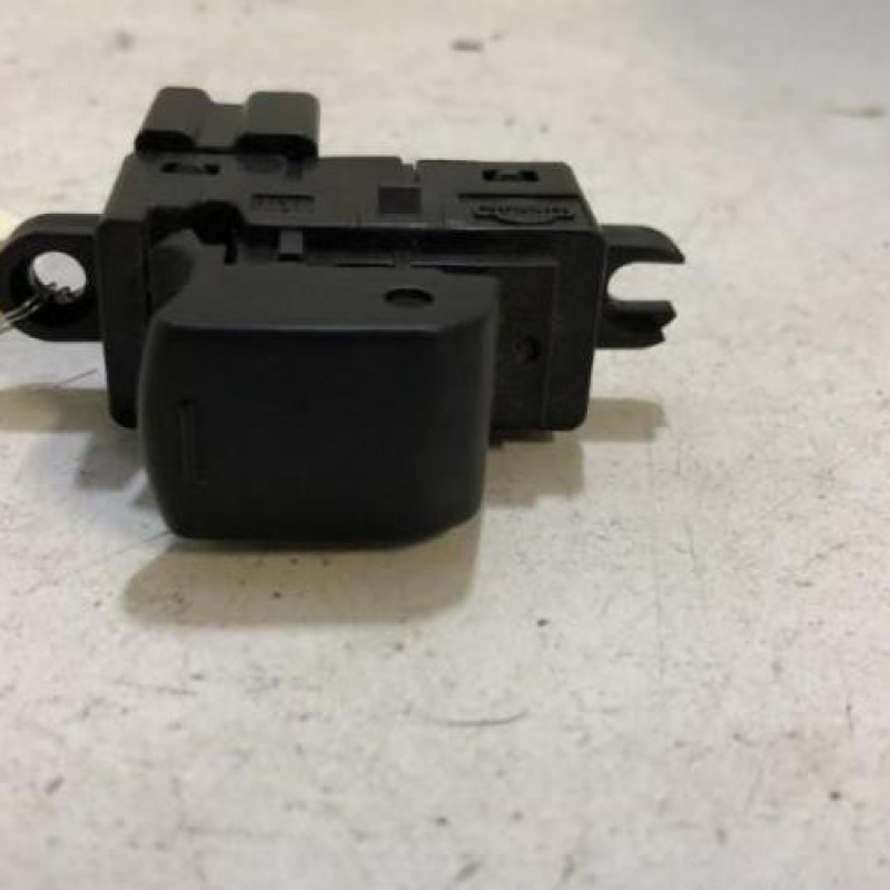 Interrupteur de leve vitre arriere droit NISSAN QASHQAI 1