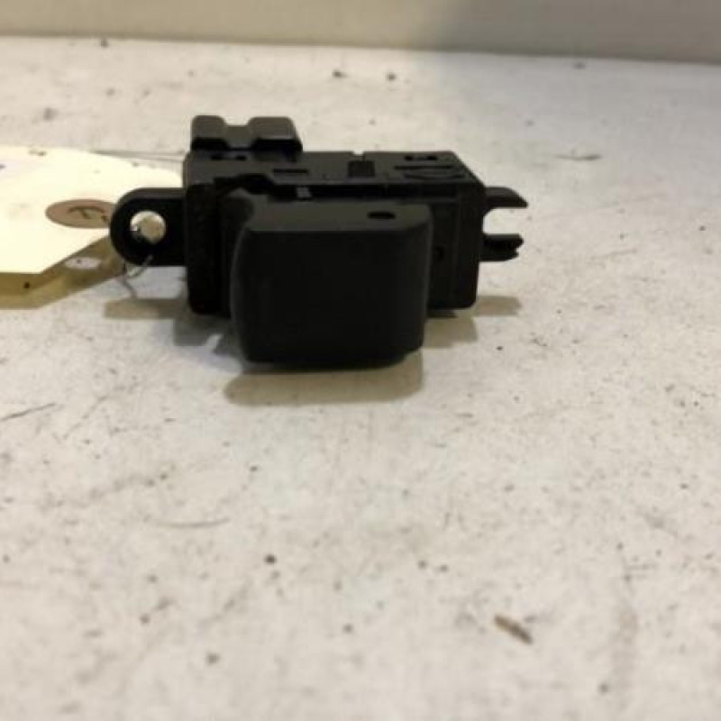 Interrupteur de leve vitre arriere gauche NISSAN QASHQAI 1