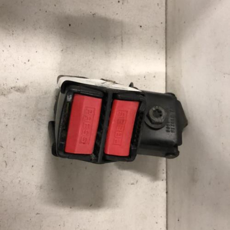 Attache ceinture arriere droit RENAULT CLIO 2
