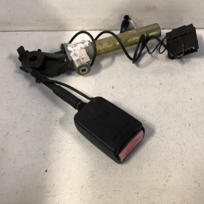 Attache ceinture avant gauche RENAULT MEGANE 1