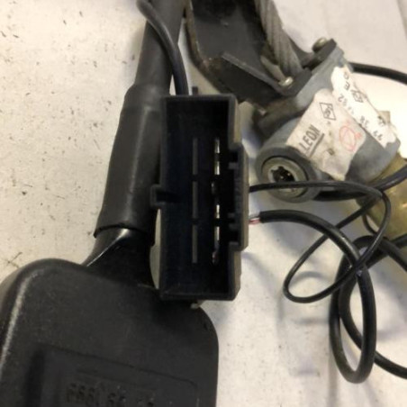 Attache ceinture avant gauche RENAULT MEGANE 1