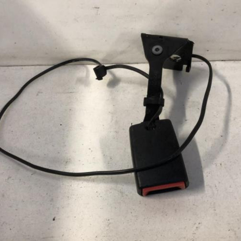 Attache ceinture arriere gauche PEUGEOT 3008 1