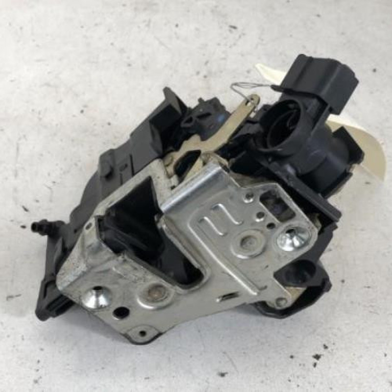 Serrure avant droit MERCEDES CLASSE C 202 Serrure avant droit MERCEDES CLASSE C 202