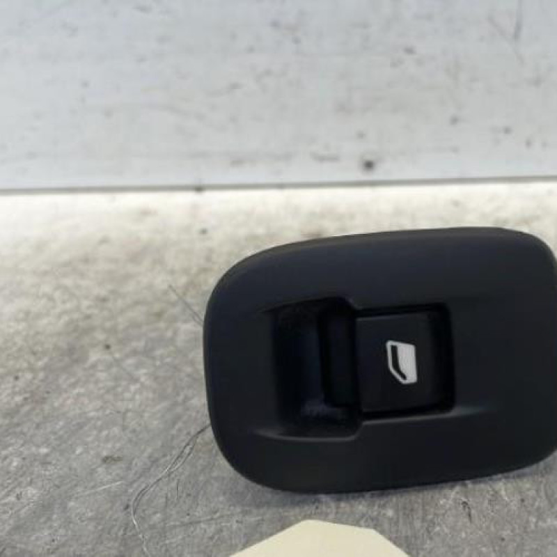 Interrupteur de leve vitre arriere droit PEUGEOT 208 1
