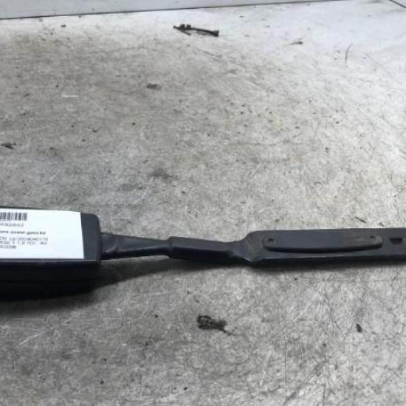 Attache ceinture avant gauche VOLKSWAGEN CADDY 3