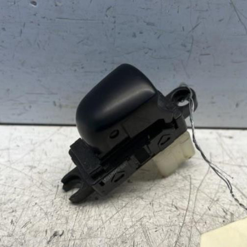 Interrupteur de leve vitre arriere gauche NISSAN QASHQAI 2