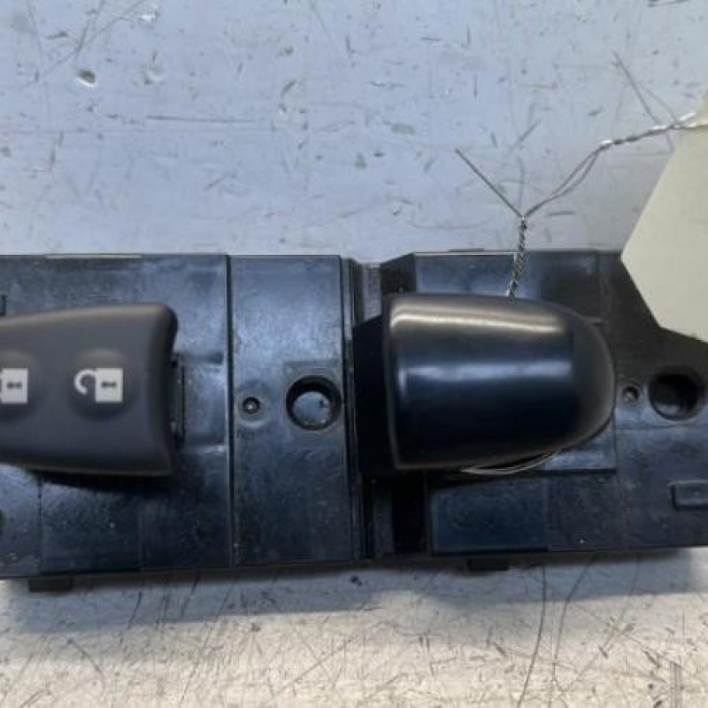 Interrupteur de leve vitre avant droit NISSAN QASHQAI 2