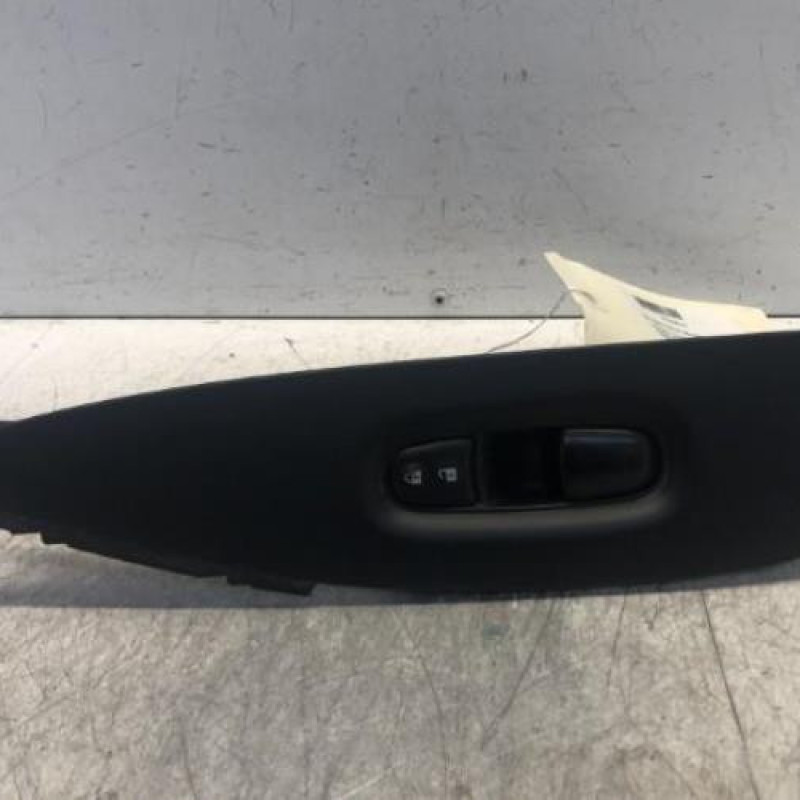 Interrupteur de leve vitre avant droit NISSAN QASHQAI 2