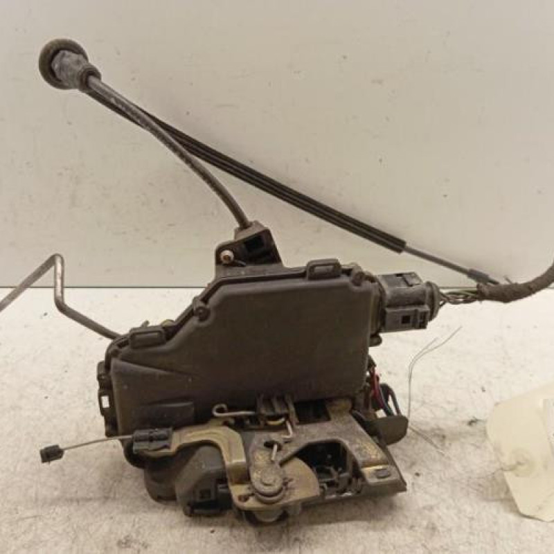 Serrure avant droit VOLKSWAGEN GOLF 4 Serrure avant droit VOLKSWAGEN GOLF 4
