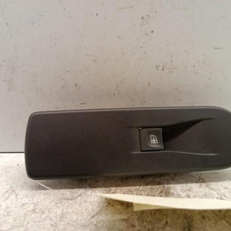 Interrupteur de leve vitre avant droit RENAULT CLIO 4