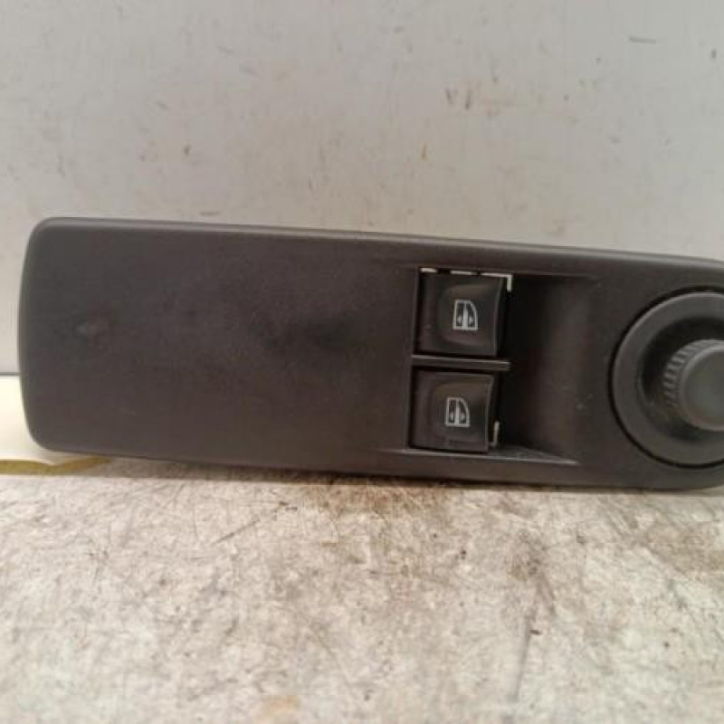Interrupteur de leve vitre avant gauche RENAULT CLIO 4