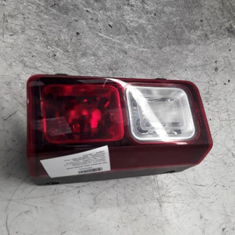 Feu de pare choc arriere droit RENAULT TRAFIC 3 COURT
