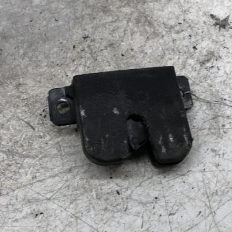 Serrure de hayon VOLKSWAGEN PASSAT 4 Serrure de hayon VOLKSWAGEN PASSAT 4