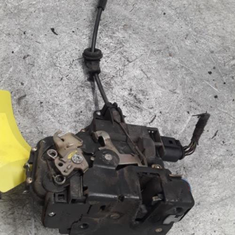 Serrure avant gauche VOLKSWAGEN GOLF 4 Serrure avant gauche VOLKSWAGEN GOLF 4