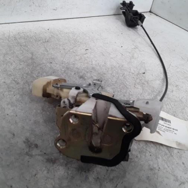 Serrure avant droit TOYOTA YARIS 1 Serrure avant droit TOYOTA YARIS 1