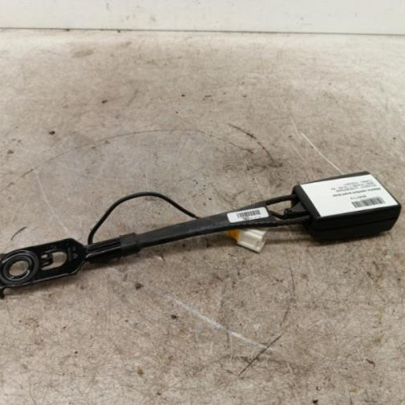 Attache ceinture avant droit PEUGEOT 5008 1