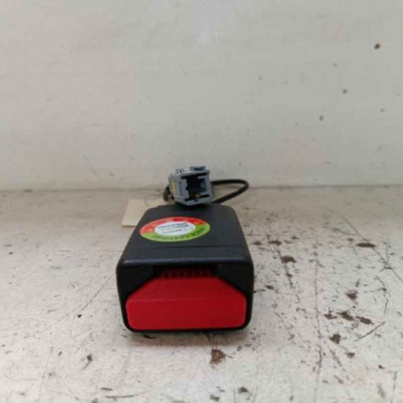 Attache ceinture avant gauche PEUGEOT 208 1
