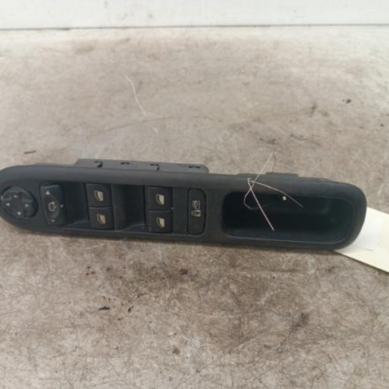 Interrupteur de leve vitre avant gauche PEUGEOT 3008 1