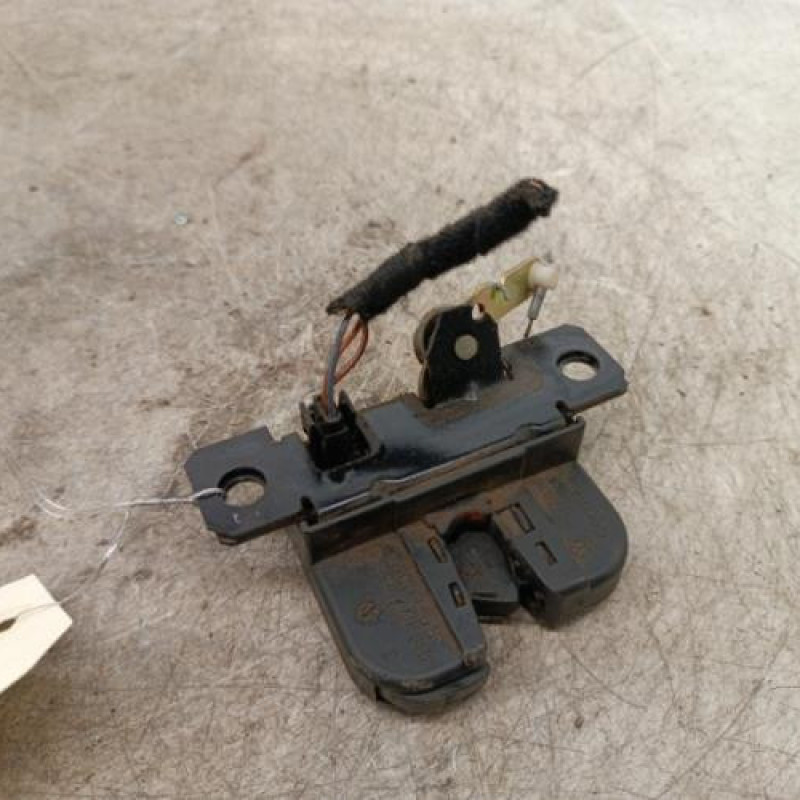 Serrure de coffre VOLKSWAGEN PASSAT 4 Serrure de coffre VOLKSWAGEN PASSAT 4