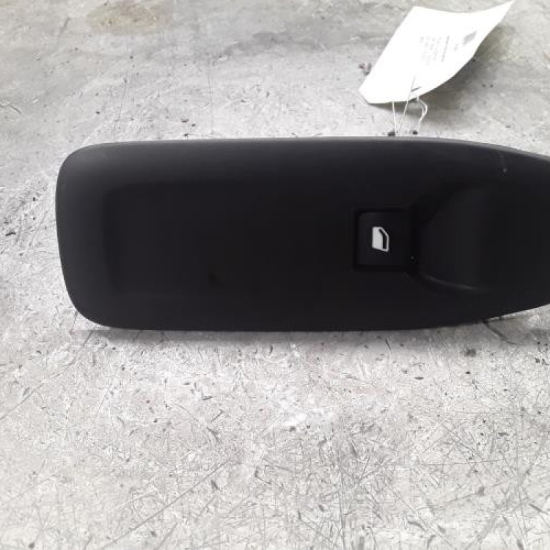 Interrupteur de leve vitre avant droit PEUGEOT 2008 1